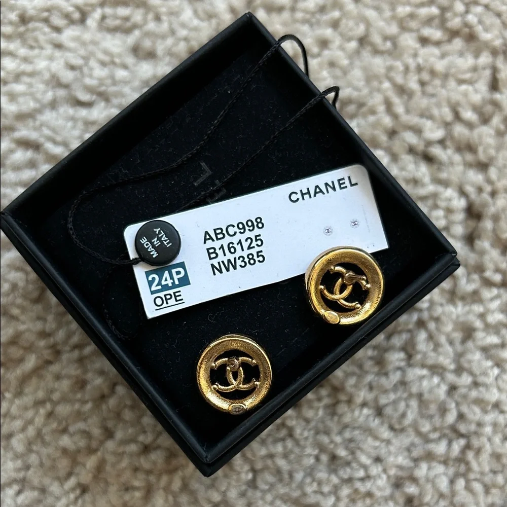 Chanel CC logo stud earrings - Picture 4 of 15